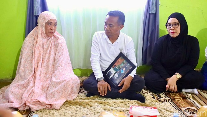 Bupati Bone Andi Asman Sulaiman melayat ke rumah Sarinawati, korban meninggal saat gedung DPRD Makassar dibakar.