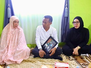 Bupati Bone Beri Santunan-Berangkatkan Umrah Ibunda Sarina Korban Tewas DPRD Makassar Dibakar