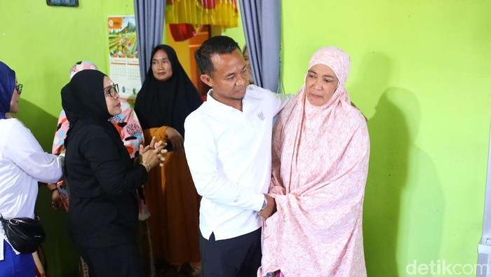 Bupati Bone Andi Asman Sulaiman saat menemui ibu Sarinawati, Hatimang di rumah duka.