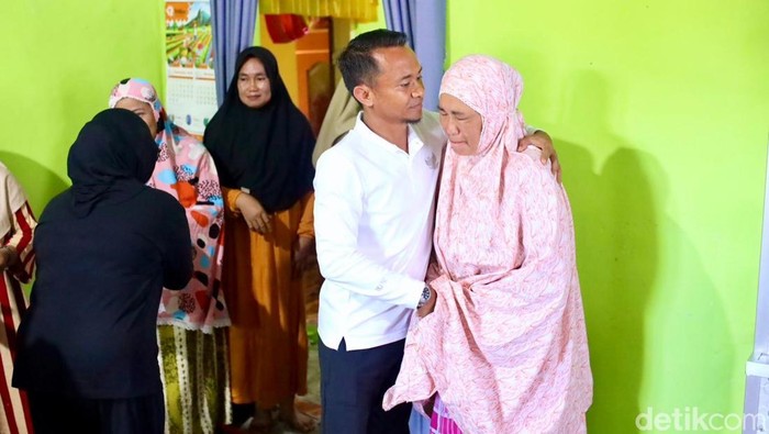 Bupati Bone Andi Asman Sulaiman saat menemui ibu Sarinawati, Hatimang di rumah duka.
