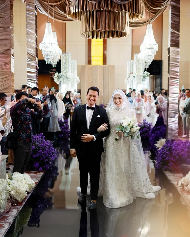 Selebgram Clara Shinta resmi menikah dengan pengusaha Muhammad Alexander Assad alias Lxa. Keduanya melangsungkan pernikahan mewah di Hotel Ritz Carlton, Jakarta pada Sabtu (30/8/2025). Foto: dok. Instagram @thepotomoto