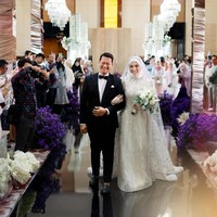 Selebgram Clara Shinta resmi menikah dengan pengusaha Muhammad Alexander Assad alias Lxa. Keduanya melangsungkan pernikahan mewah di Hotel Ritz Carlton, Jakarta pada Sabtu (30/8/2025). Foto: dok. Instagram @thepotomoto