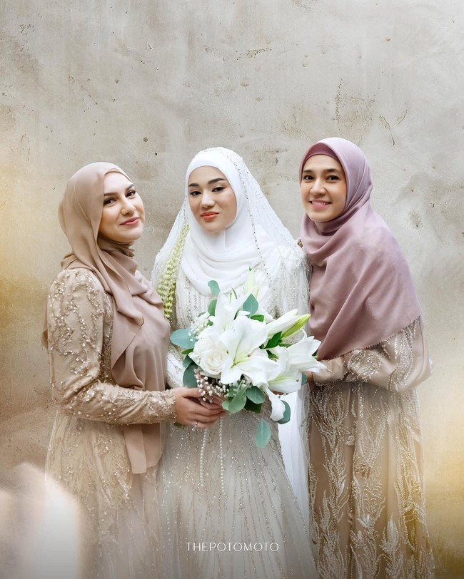 Irish Bella dan Dhini Aminarti diketahui menjadi bagian dari circle sahabat Clara. Sebagai bridesmaids, keduanya tampil berbalut gaun seragam bernuansa krem. Foto: dok. Instagram @thepotomoto
