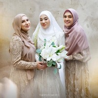 Irish Bella dan Dhini Aminarti diketahui menjadi bagian dari circle sahabat Clara. Sebagai bridesmaids, keduanya tampil berbalut gaun seragam bernuansa krem. Foto: dok. Instagram @thepotomoto