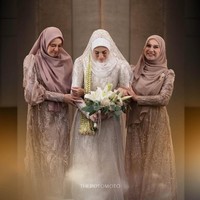 Clara Shinta tak bisa membendung tangisnya saat berjalan ke pelaminan didampingi dua sahabat dekatnya, Irish Bella dan Dhini Aminarti. Kedua aktris terlihat kompak sebagai bridesmaid dan larut dalam kebahagiaan Clara. Foto: dok. Instagram @thepotomoto