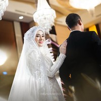 Pemilik nama lengkap Elisabeth Clara Shinta Aritonang itu tampil memesona dalam balutan gaun putih rancangan desainer kondang Ivan Gunawan, bersama tudung panjang di atas hijabnya, yang berhias kristal berkilauan. Foto: dok. Instagram @thepotomoto