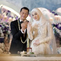 Pasangan suami istri baru ini tampak berbahagia saat memamerkan cincin pernikahannya. Lxa tampil gagah dalam balutan setelan jas hitam SAS Designs, sementara Clara memancarkan aura elegan dan anggun di sampingnya. Foto: dok. Instagram @thepotomoto