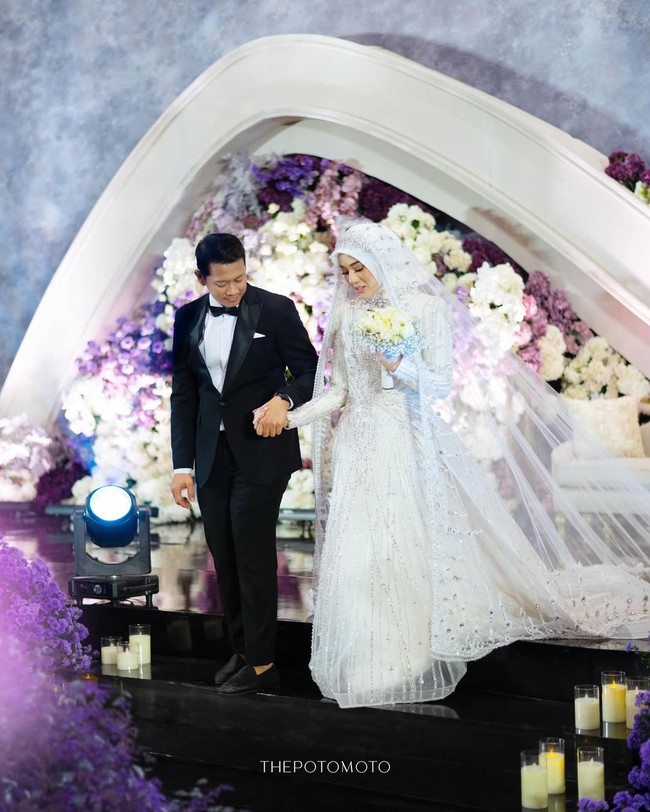 Saat berdiri di pelaminan, Clara dan Lxa juga menjalani salah satu prosesi adat Batak, Mangulosi. Di mana keduanya dibalut kain ulos, lalu mendapat wejangan dari orang tuanya. Foto: dok. Instagram @thepotomoto