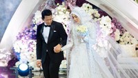 Alexander tampak orang yang puitis, karena selalu memberi kata-kata romantis untuk Clara Shinta. Cinta memang tak sebesar harapanmu, namun niatku untuk menjaga dan membahagiakanmu lebih dari besarnya keinginanmu, tulisnya. (Foto: dok. Instagram @thepotomoto)