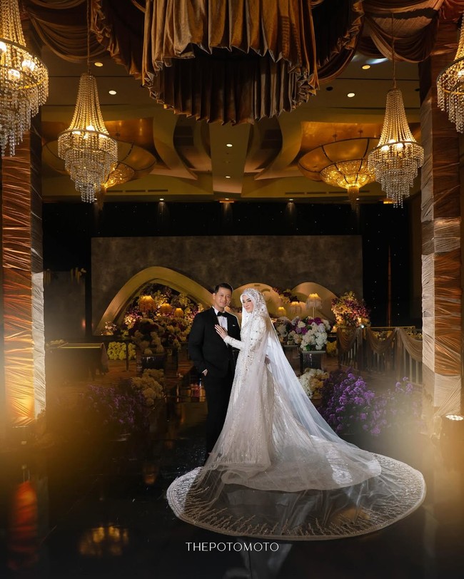 Hari bahagia Clara dan Lxa semakin hangat dengan kehadiran Kino, anak dari pernikahan Clara sebelumnya. Foto: dok. Instagram @thepotomoto