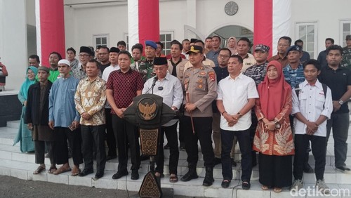 Deklarasi damai setelah Rakor Kamtibmas yang dipimpin Wali Kota Bima, A. Rahman di depan kantor Pemkot Bima, Minggu, (31/8/2025).