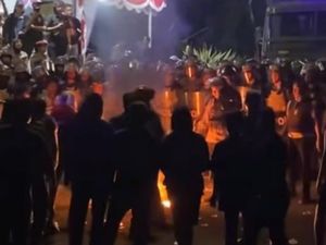 Massa Demo Ricuh di DPRD Sulbar Bubar di Tengah Hujan, Polisi Masih Berjaga