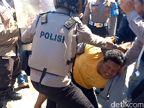 Demo Mahasiswa di Sampang Diwarnai Blokade Jalan Poros Nasional Ricuh!