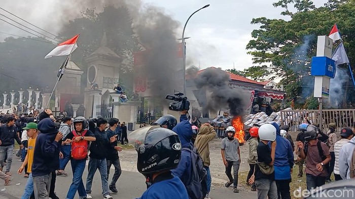 Demo ricuh di depan kantor DPRD Sulbar.