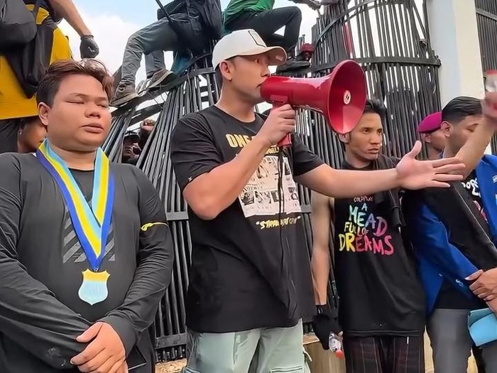 Denny Sumargo berorasi di depan gedung DPR RI saat aksi demonstrasi pada Sabtu (30/8/2025).