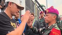 Di akhir video yang diunggah ke Instagram, Denny Sumargo tampak berinteraksi dengan anggota TNI. (Foto: dok. Instagram @sumargodenny)