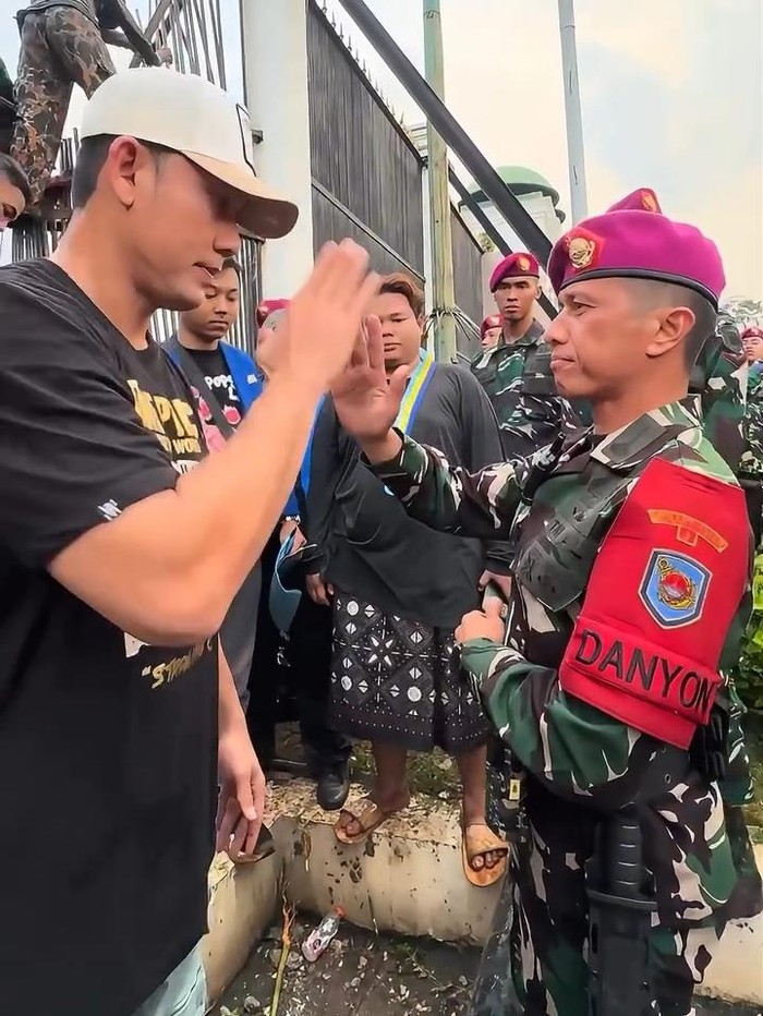 Denny Sumargo Denny Sumargo ikut turun ke jalan buat demo pada Sabtu (31/8/2025) di depan gedung DPR RI.