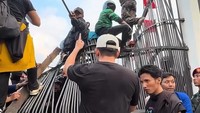 Pria yang akrab disapa Densu itu juga meminta agar para demonstran melakukan aksinya dengan beradab dan tidak merusak fasilitas umum. (Foto: dok. Instagram @sumargodenny)