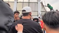 Dia dikawal beberapa orang untuk bisa memecah keramaian dan berjalan ke barisan paling depan. (Foto: dok. Instagram @sumargodenny)