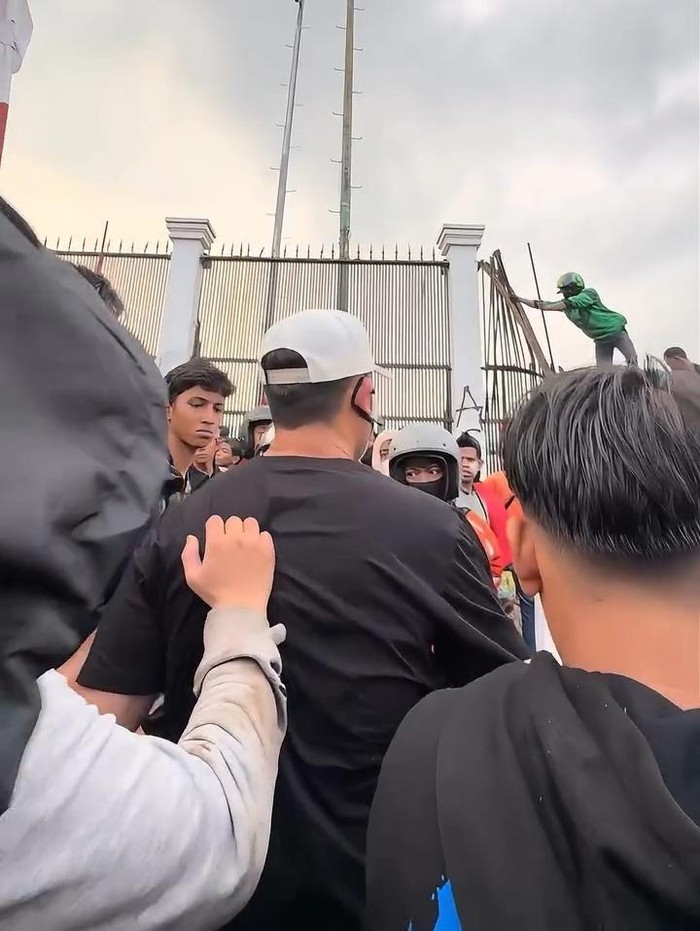 Denny Sumargo Denny Sumargo ikut turun ke jalan buat demo pada Sabtu (31/8/2025) di depan gedung DPR RI.