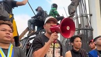 Dalam orasinya, Denny Sumargo menekankan bahwa kondisi rakyat Indonesia sedang tidak baik-baik saja. Dia meminta DPR RI untuk mendengarkan aspirasi rakyat. (Foto: dok. Instagram @sumargodenny)