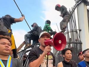 Potret Denny Sumargo Ikut Demo di DPR RI