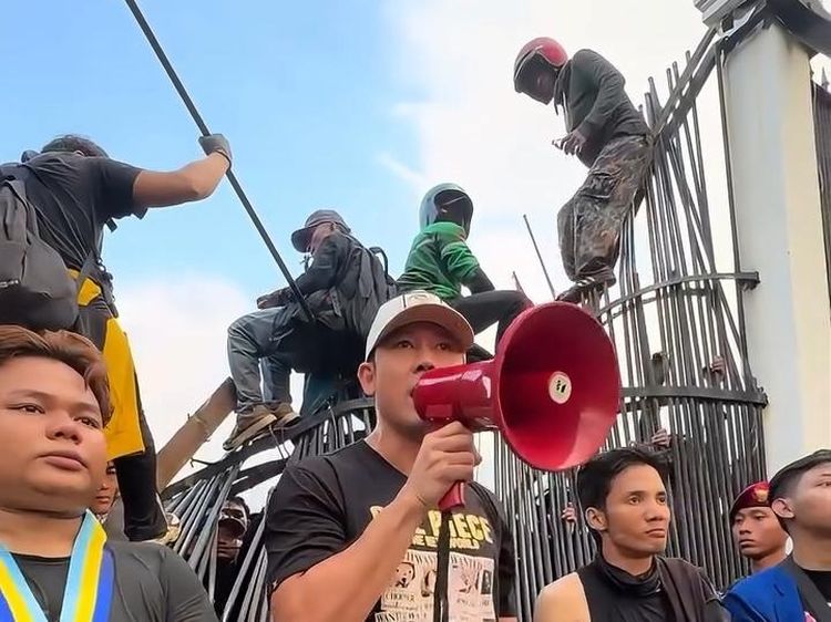 Potret Denny Sumargo Ikut Demo di DPR RI