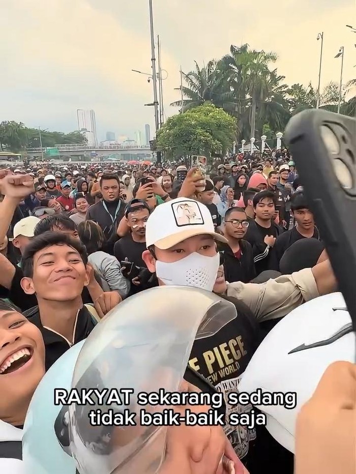 Denny Sumargo Denny Sumargo ikut turun ke jalan buat demo pada Sabtu (31/8/2025) di depan gedung DPR RI.