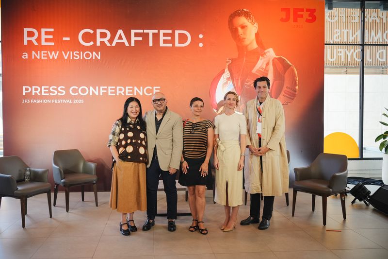 Desainer Prancis Belajar Batik dan Tenun Lewat Program Pintu Residency 2025