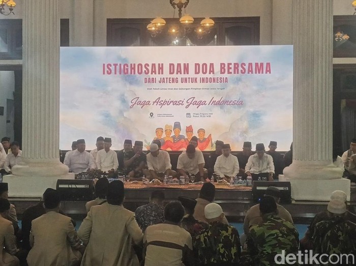 Doa bersama di Wisma Perdamaian Semarang, Minggu (31/8/2025) malam.