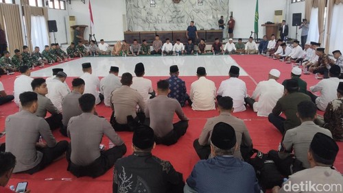 Doa bersama kedamaian dan keselamatan masyarakat dan daerah yang digelar Pemkab di kantor DPRD Kabupaten Bima, NTB, Minggu, (31/8/2025) sore.