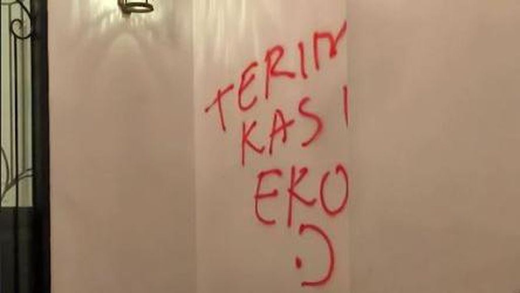 Video: Pesan Massa di Dinding Rumah Eko Patrio yang Dijarah