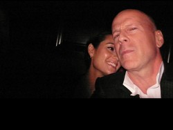 Istri Bruce Willis Pindahkan Suami dari Rumah karena Demensia, Tuai Kritikan