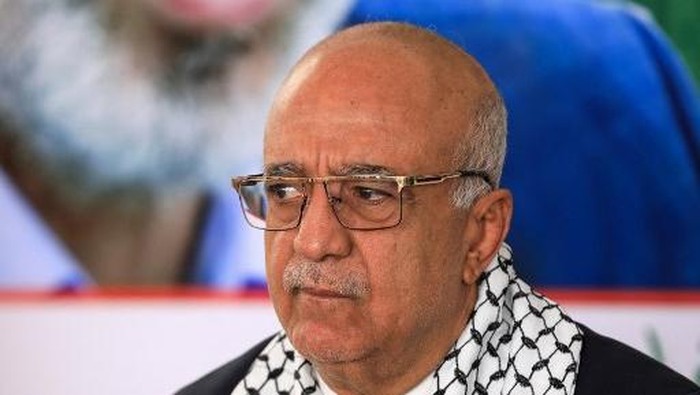 (FILES) Yemens Huthi-led governments Prime Minister Ahmed al-Rahawi visits the offices of the Palestinian Hamas movement in Sanaa, to offer his condolences over the killing of Yahya Sinwar, the head of the Hamas movement, on October 20, 2024. The prime minister of Yemens Huthis was killed in an Israeli airstrike along with other officials earlier in the week, the rebels announced on August 30, 2025. (Photo by Mohammed HUWAIS / AFP)