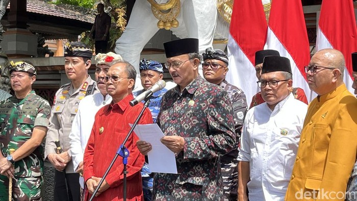 Forum Kerukunan Umat Beragama (FKUB) Bali didampingi Gubernur Bali, Pangdam IX/Udayana, Kapolda Bali, Kajati Bali, saat konferensi pers di rumah jabatan Gubernur Bali, Minggu (31/8/2025). (Foto: Rizki Setyo/detikBali)