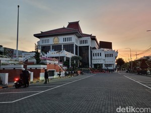 Penjagaan DPRD Surabaya dan Jatim Diperketat