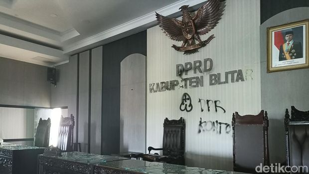 Gedung DPRD Kab Blitar dibakar perusuh saat dini hari