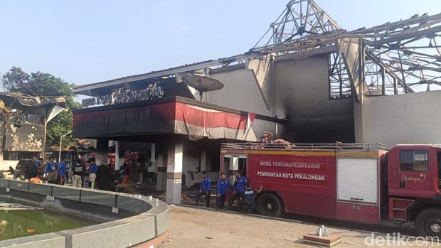 Penampakan gedung DPRD Kota Pekalongan hancur dirusak massa, Minggu (31/8/2025).