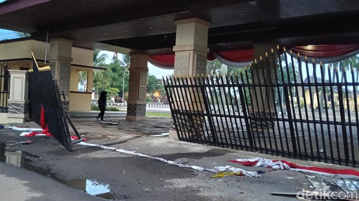Gedung DPRD Sumsel menjadi sasaran utama amukan para perusuh diduga geng motor di Palembang. Perusuh membakar area bagian lobi gedung DPRD Sumatera Selatan, Minggu (31/8/2025) dini hari. Bukan hanya itu, pagar dan videotron di area gedung yang berada di Jalan POM XI Palembang itu juga dirusak.