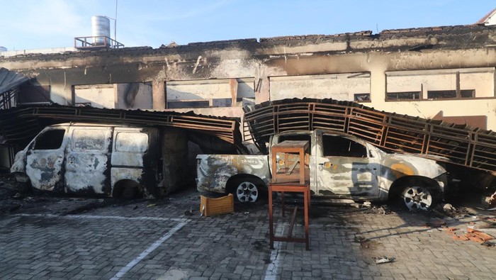 Warga mengamati mobil yang terbakar pascakerusuhan di depan gedung Pemkab Kediri, Jawa Timur, Minggu (31/8/2025). Aksi massa tidak dikenal pada Sabtu (30/08/2025) malam, mengakibatkan gedung pemkab, gedung DPRD, Samsat, dan puluhan mobil terbakar. ANTARA FOTO/Prasetia Fauzani/foc.