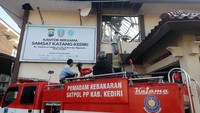 Petugas damkar melakukan pembasahan pasca aksi massa di gedung Samsat, Kabupaten Kediri, Jawa Timur, Minggu (31/8/2025). Sejumlah armada pemadam diturunkan untuk mencegah api merembet ke bangunan lain. ANTARA FOTO/Prasetia Fauzani