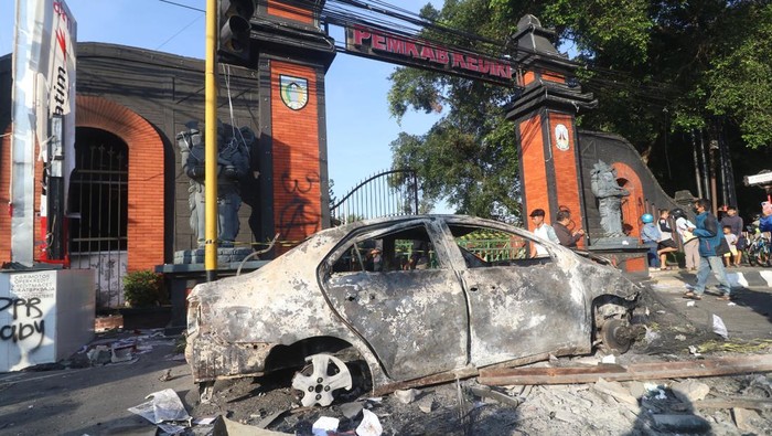 Gedung Samsat dan DPRD Kediri Hangus Usai Kerusuhan Warga mengamati mobil yang terbakar pascakerusuhan di depan gedung Pemkab Kediri, Jawa Timur, Minggu (31/8/2025). Aksi massa tidak dikenal pada Sabtu (30/08/2025) malam, mengakibatkan gedung pemkab, gedung DPRD, Samsat, dan puluhan mobil terbakar. ANTARA FOTO/Prasetia Fauzani/foc.