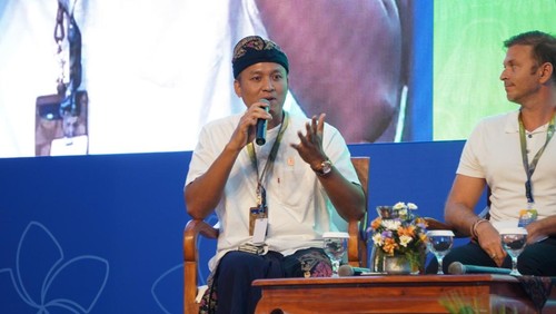 General Manager PLN UID Bali Eric Rossi Priyo Nugroho dalam sesi panel pada rangkaian Pekan Iklim Bali 2025 di Sanur, Denpasar, Bali pada beberapa waktu lalu. (dok. PLN UID Bali)
