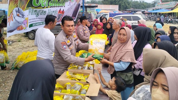 Gerakan Pangan Murah di Kuansing, Riau, diserbu warga.