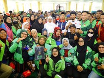 Khofifah Melebur Bersama Ojol Gelar Tahlil untuk Affan Kurniawan