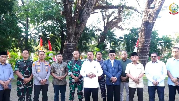 Gubernur Sulsel Andi Sudirman Sulaiman bersama jajaran Forkopimda Sulsel saat menyampaikan keterangan soal aksi demonstrasi berujung kericuhan di Makassar.