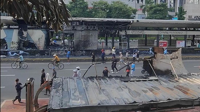 Pemerintah Provinsi DKI Jakarta tetap menggelar car free day (CFD) di jalan Sudirman-Thamrin, Minggu (31/8). Pantauan detikcom sejak pukul 07.00 WIB, halte di sekitar Senayan yang hangus menjadi pusat perhatian masyarakat.