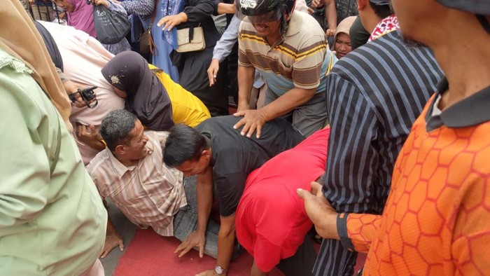 Warga terinjak-injak saat saling berebut tanaman di Hari Jadi Trenggalek