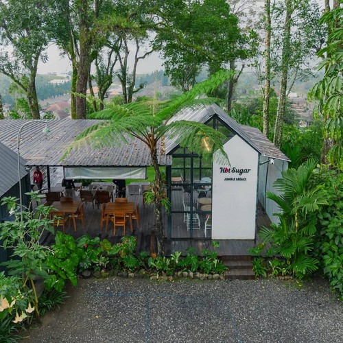 Hot Sugar Cafe di Jl. Raya Denpasar, Candikuning, Bedugul, Kabupaten Tabanan, Bali. (Instagram @hotsugarcafe)