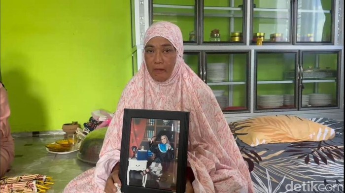 Ibu Sarina Wati, Hatimang (51) saat mengenang sosok anaknya yang meninggal terjebak kebakaran gedung DPRD Makassar.